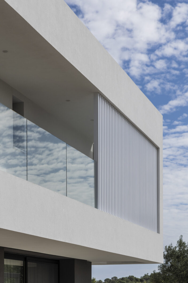 minimal design residence glass railings